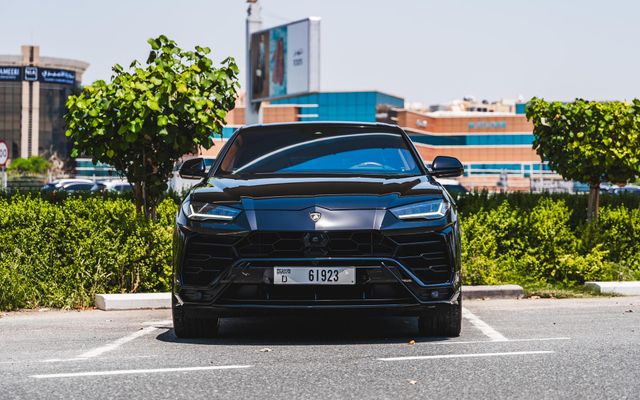 Lamborghini  URUS - image 2