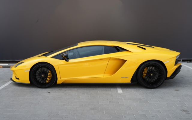 LAMBORGHINI AVENTADOR - image 2