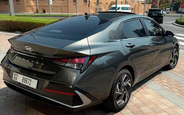 Hyundai Elantra - image 3
