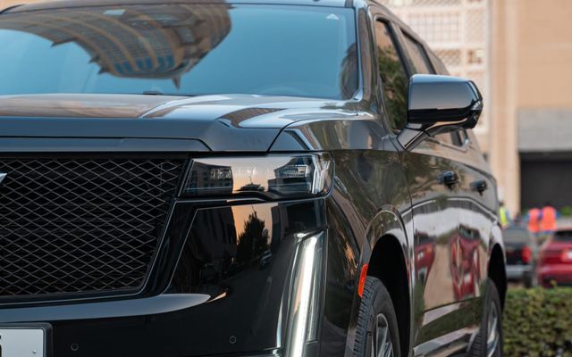 Cadillac Escalade - image 2