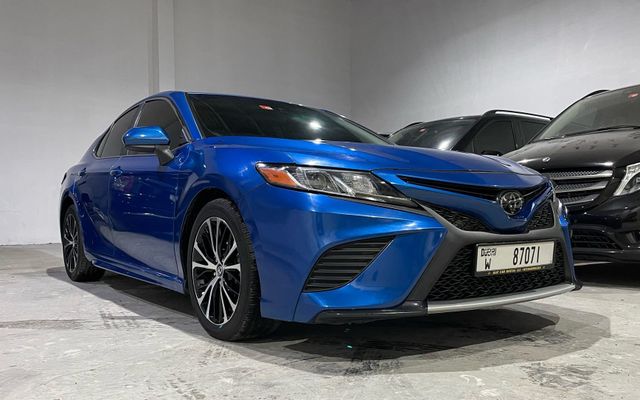 Toyota Camry SE - image 2