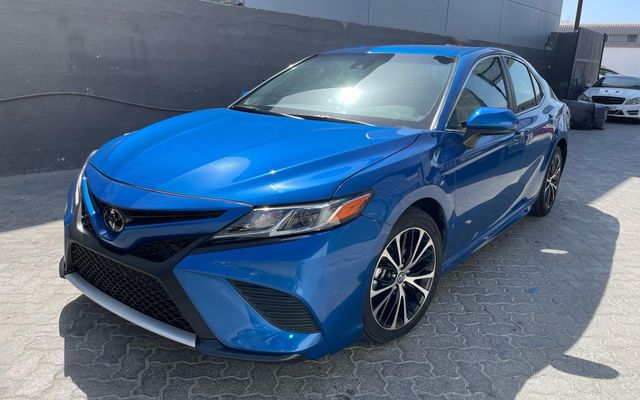 Toyota Camry SE - image 3