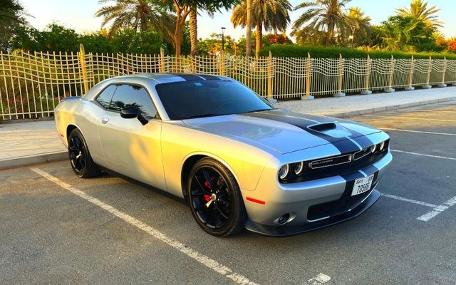 Dodge Challenger - image 4