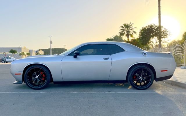 Dodge Challenger - image 2