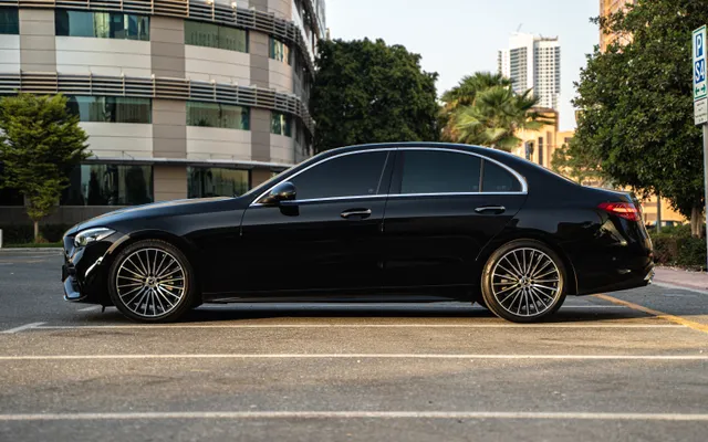 Mercedes-Benz C200 - image 2