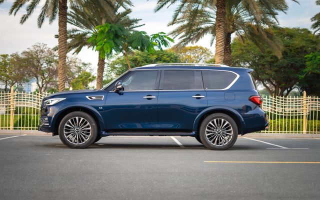 Infiniti QX80 - image 2