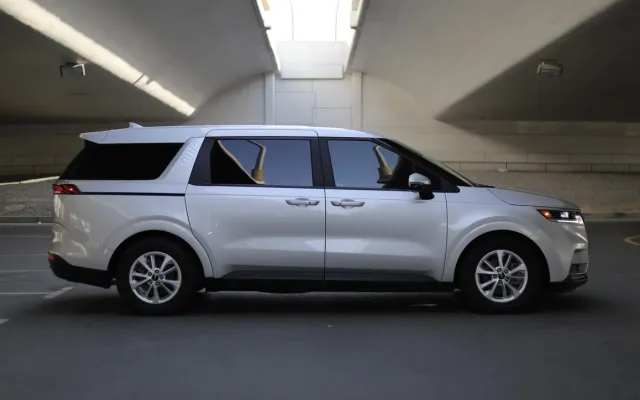 KIA Carnival LX - image 4