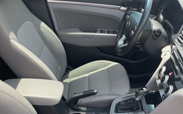 HYUNDAI ELANTRA - image 4