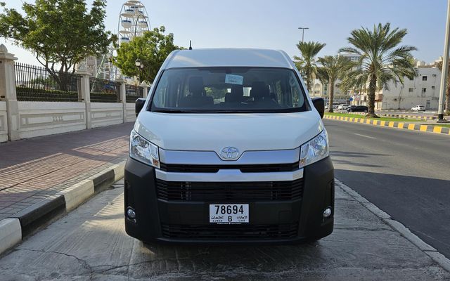 Toyota Hiace - image 2