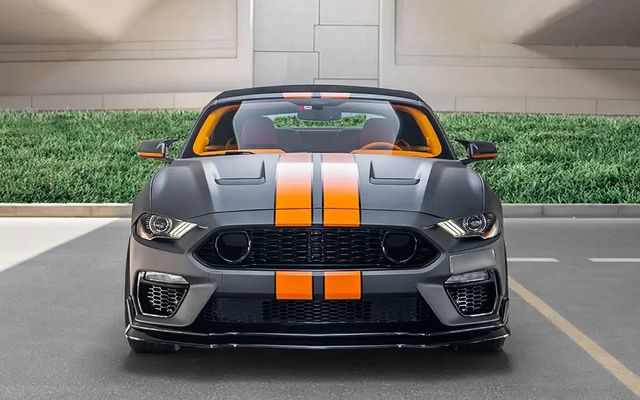 FORD MUSTANG Convertible - image 3