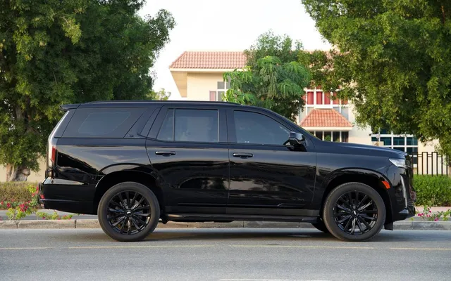 Cadillac Escalade - image 2