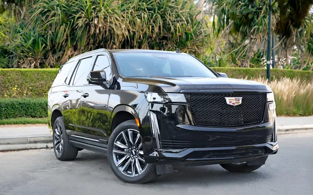 Cadillac Escalade - image 2