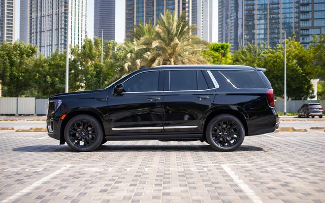 GMC Yukon Denali Black Edition - image 3