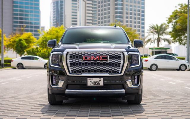 GMC Yukon Denali Black Edition - image 2