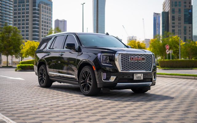 GMC Yukon Denali Black Edition - image 4