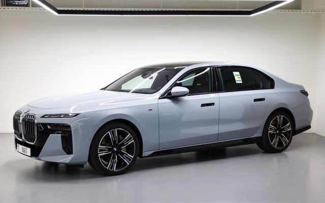 BMW 740i - image 1