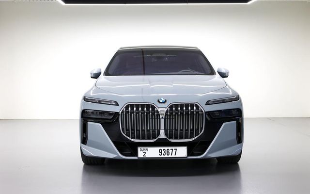 BMW 740i - image 2