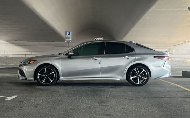 Toyota Camry - image 2
