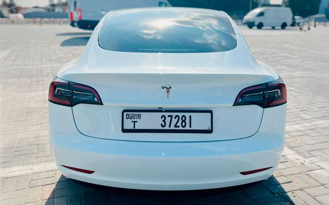 TESLA MODEL 3 - image 4