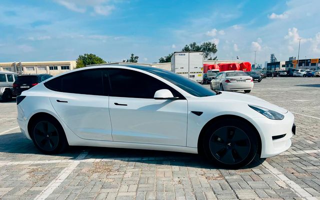 TESLA MODEL 3 - image 2