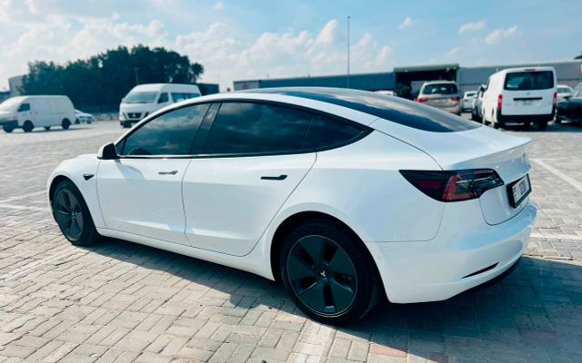 TESLA MODEL 3 - image 3
