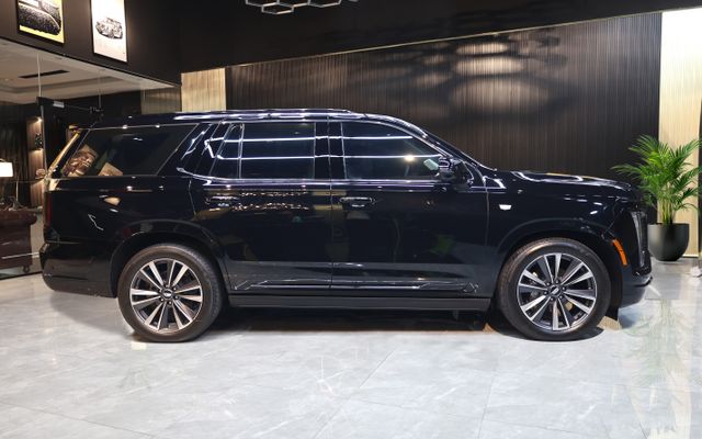 Cadillac Escalade - image 2