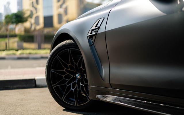 BMW M4 COMPETITION X DRIVE - image 3