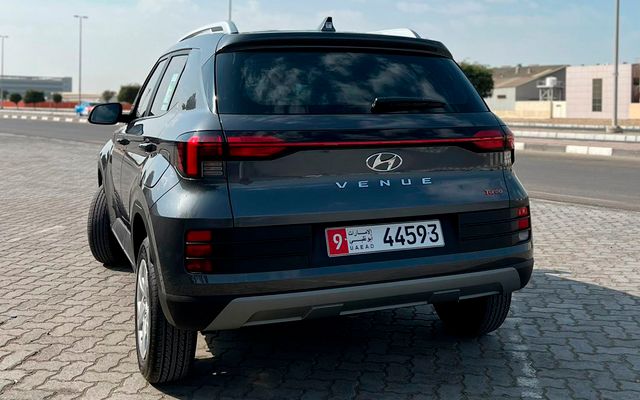 HYUNDAI VENUE - image 4