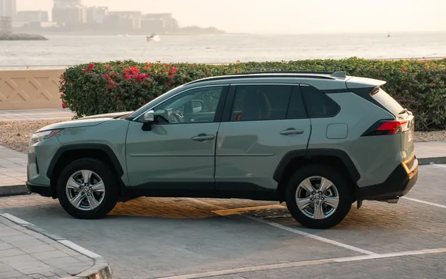 TOYOTA RAV4 - image 2