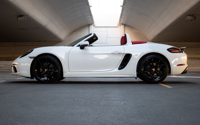 Porsche 718 Boxster - image 2