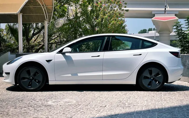 TESLA MODEL 3 - image 2