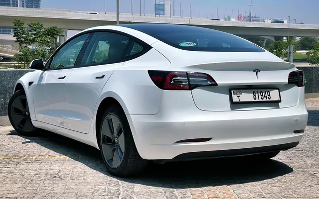 TESLA MODEL 3 - image 4