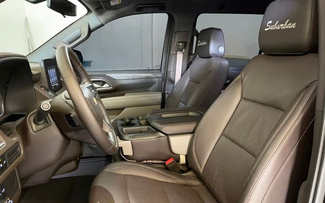 Chevrolet Suburban - image 3