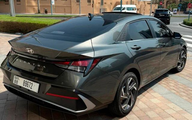 Hyundai Elantra - image 3