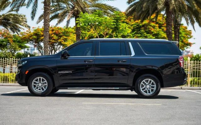 Chevrolet Suburban - image 2