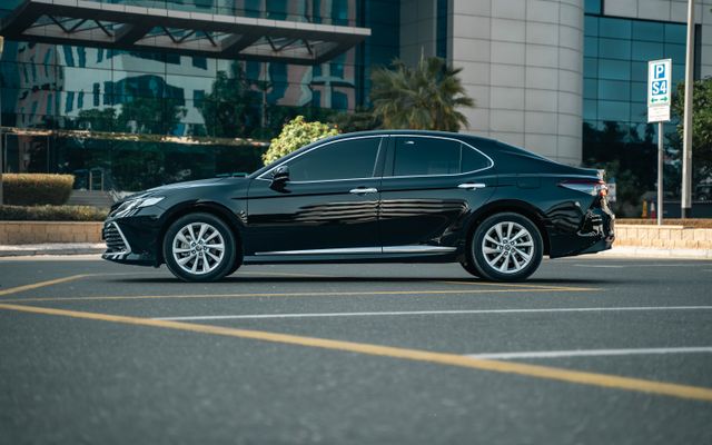Toyota Camry - image 3