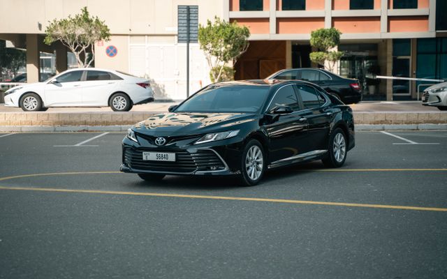 Toyota Camry - image 4