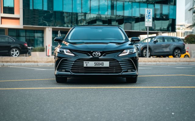 Toyota Camry - image 2