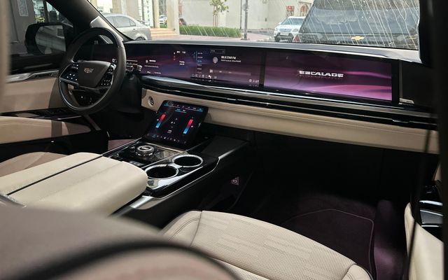 CADILLAC ESCALADE - image 4