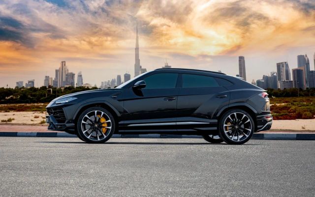 Lamborghini Urus Black - image 2