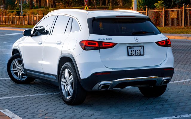 Mercedes Benz GLA - image 4
