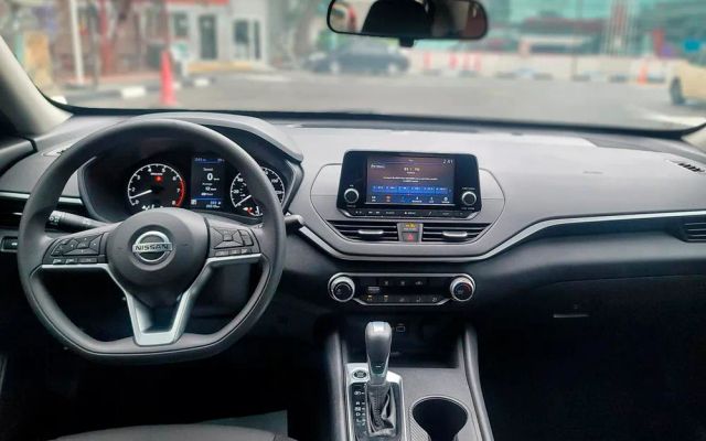 Nissan Altima - image 4