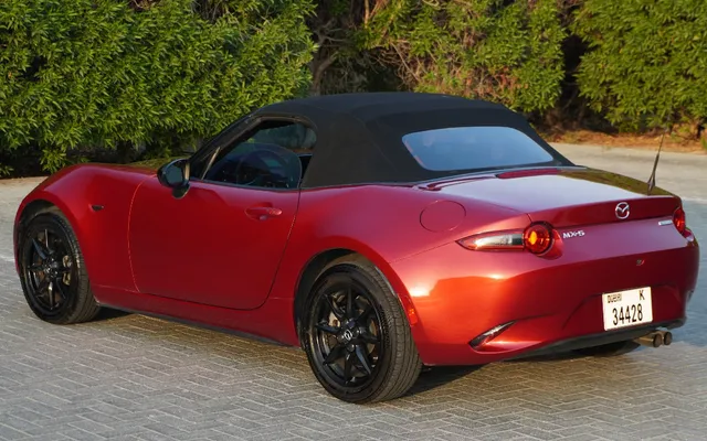 Mazda MX-5 convertible - image 4