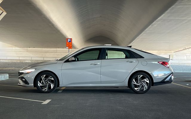 Hyundai Elantra - image 2