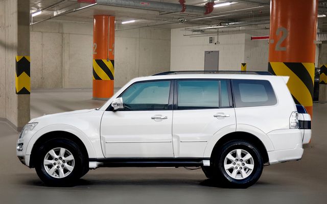 Mitsubishi Pajero GLS High Line 3.0L 7 STR- - image 2