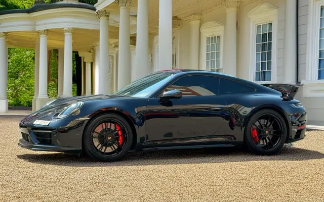 PORSCHE 911 GTS - image 2