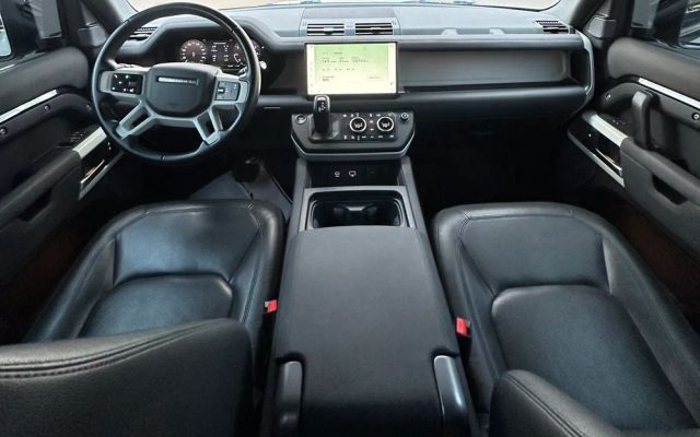 LAND ROVER DEFENDER - image 4