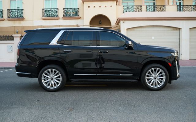Cadillac Escalade - image 2