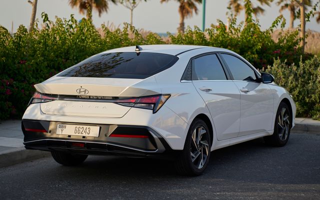 Hyundai Elantra - image 3