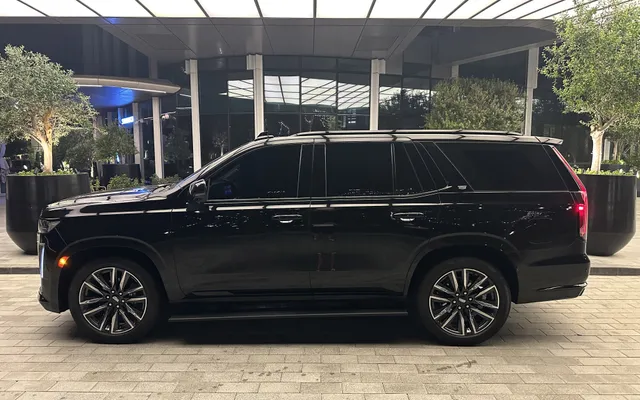 Cadillac Escalade - image 2